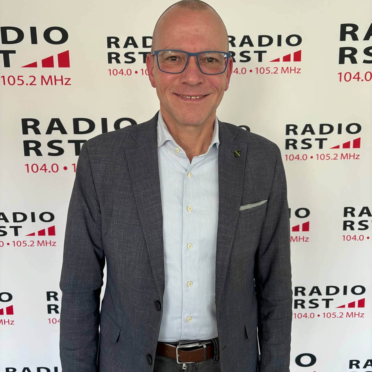 Ein Porträt von Oliver Kellner vor einer weißen Wand.