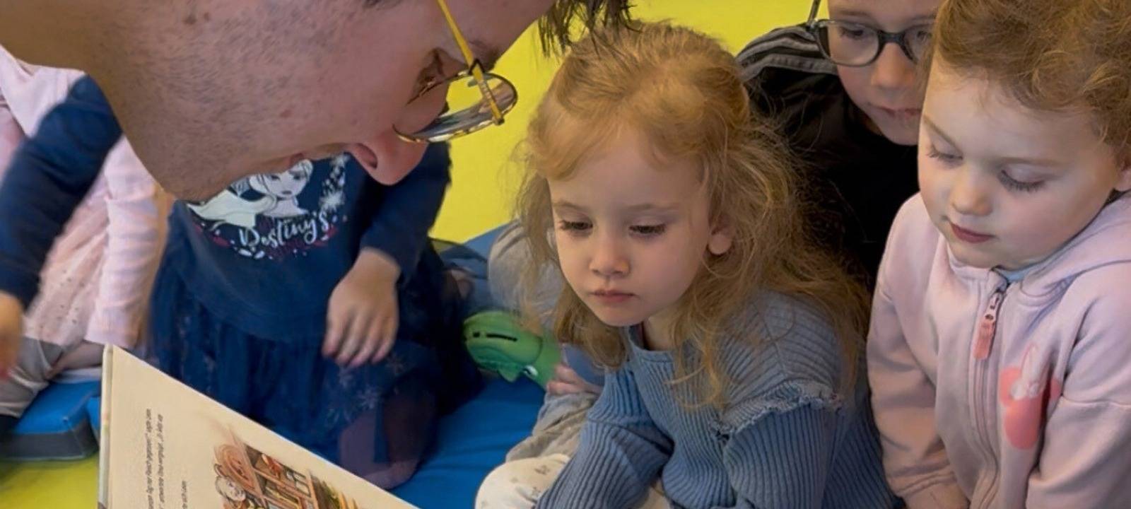 In der Turnhalle der Kita Regenbogen in Saerbeck haben viele Kinder gespannt zugehört.