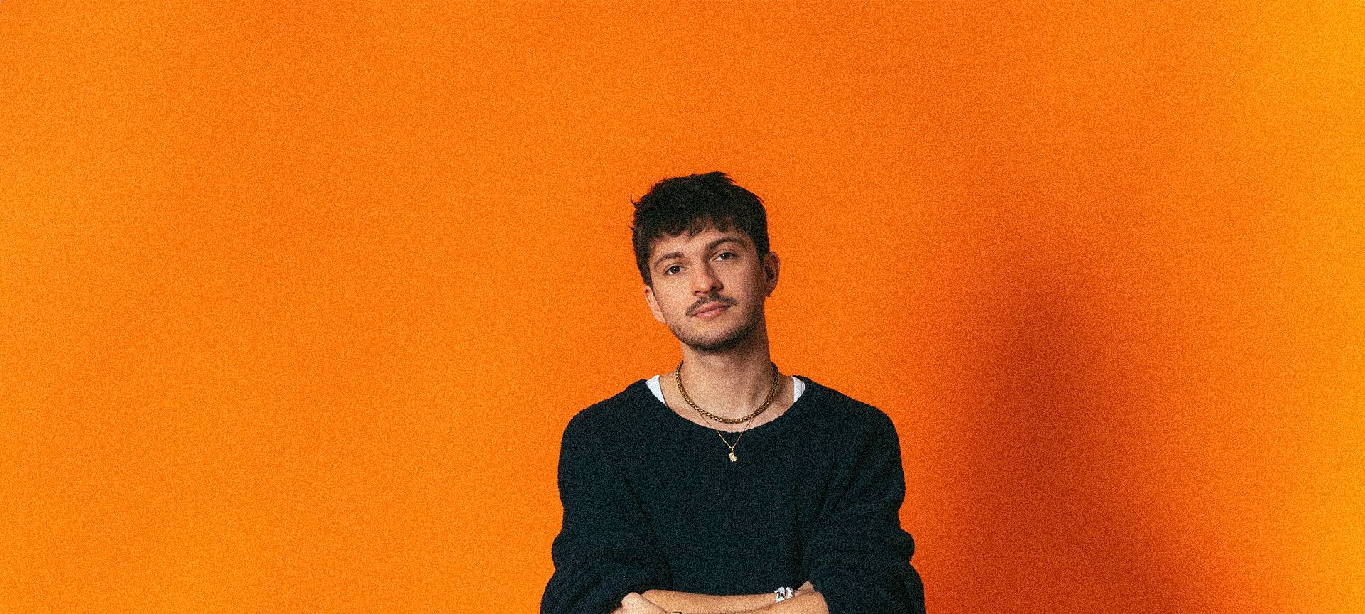 Das Bild zeigt einen jungen Mann mit braunen Haaren: Den Musiker RIAN.