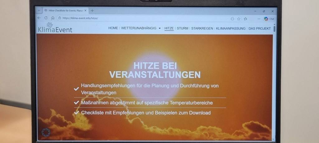Ein Laptopmonitor - darauf die Homepage des Projekts KlimaEvent mit Checkliste für Hitze bei Veranstaltungen und Handlungsempfehlungen.