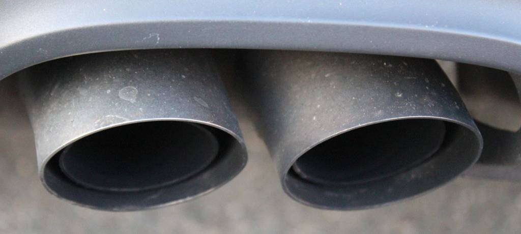 Detailansicht eines doppelten Autoauspuffs